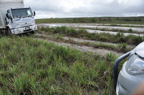 A Fiona guincha um caminhão atolado perto da Aldeia Aponwao, na Grand Sabana, na Venezuela